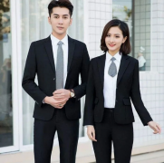 商家应该在哪里定做专业服装考虑?