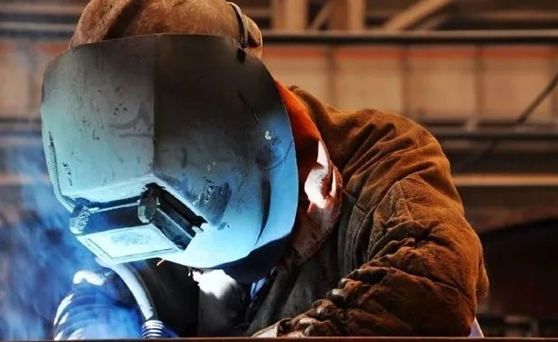 夏天 焊工能不穿防护服吗？